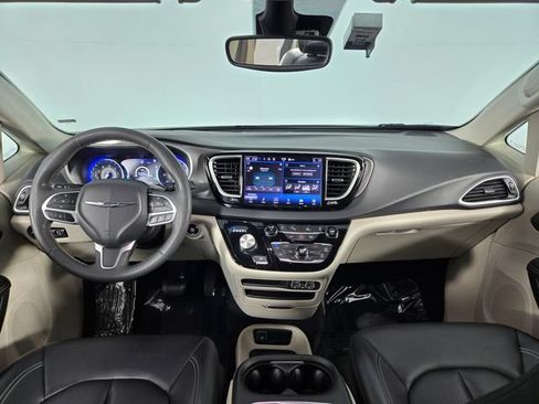 Used 2023 Chrysler Pacifica Touring-L FWD image 25
