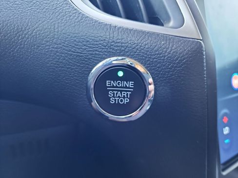 Used 2021 Ford Edge SE image 25