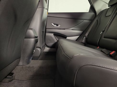 New 2025 Hyundai Elantra Limited image 32