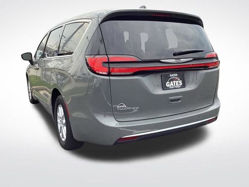 Used 2023 Chrysler Pacifica Touring-L image 7
