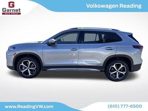 New 2025 Volkswagen Tiguan SE image 2