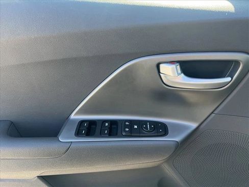 Used 2022 Kia Niro LX image 11