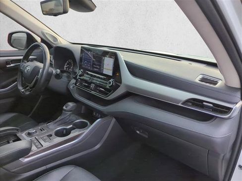 Certified 2022 Toyota Highlander Platinum image 27
