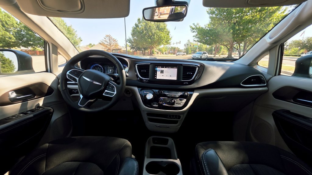 Used 2024 Chrysler Voyager LX FWD image 33