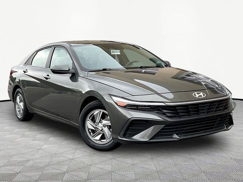 Certified 2024 Hyundai Elantra SE FWD image 3