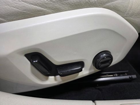 Used 2021 Volvo S60 T5 Momentum w/ Premium Package image 26