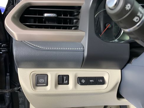 Used 2021 GMC Acadia Denali w/ Denali Technology Package FWD image 16