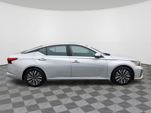 Used 2024 Nissan Altima 2.5 SV w/ SV Premium Package FWD image 6