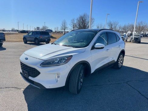 Used 2020 Ford Escape Titanium image 3