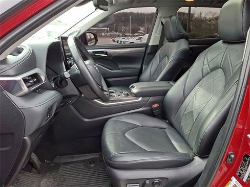 Used 2024 Toyota Highlander Platinum image 14