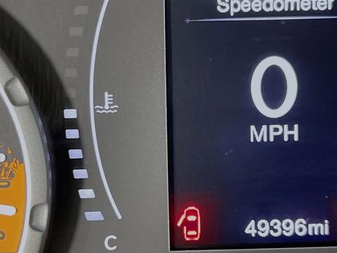 Used 2018 Jeep Renegade Latitude w/ Popular Equipment Group image 13