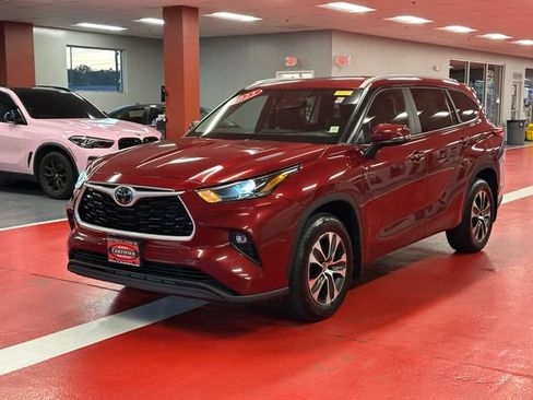 Used 2023 Toyota Highlander XLE AWD/4WD image 7