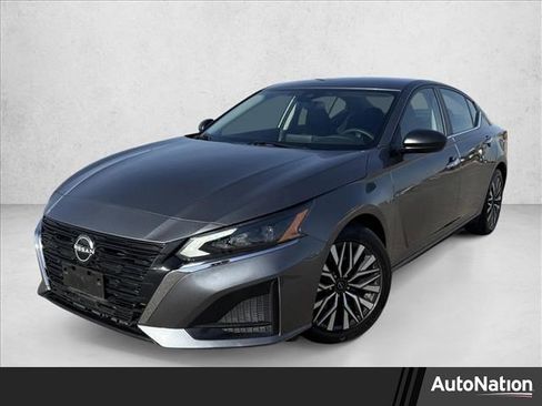 Used 2024 Nissan Altima 2.5 SV image 1