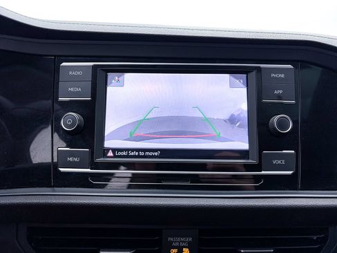 Used 2023 Volkswagen Jetta SE w/ Panoramic Sunroof Package FWD image 5