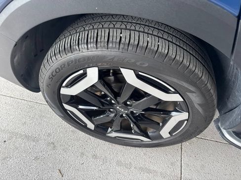 Certified 2024 Kia Telluride EX w/ EX Captain's Chair Package FWD image 7
