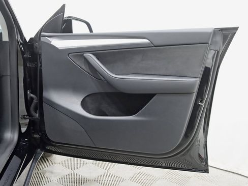 Used 2022 Tesla Model Y Long Range image 34