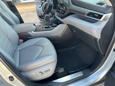 Used 2020 Toyota Highlander XLE FWD image 19