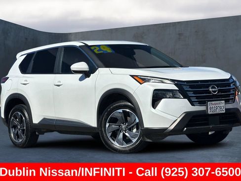 Used 2024 Nissan Rogue SV FWD image 2