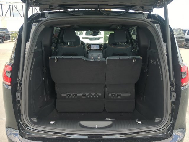 New 2027 Chrysler Pacifica Pinnacle w/ Theater Group AWD/4WD image 14