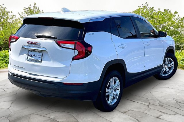 Used 2024 GMC Terrain SLE FWD image 2