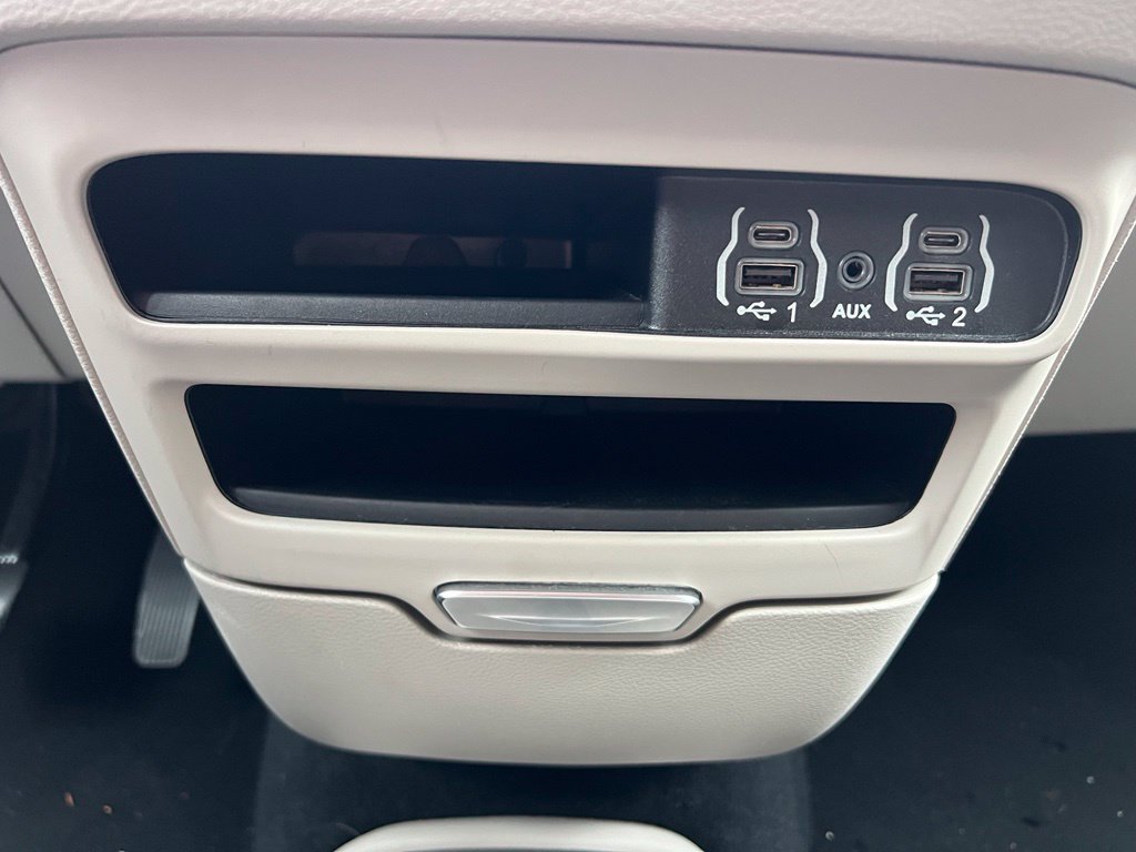 Used 2024 Chrysler Pacifica Touring-L FWD image 17