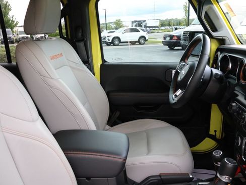 Used 2023 Jeep Gladiator Mojave w/ LED Lighting Group AWD/4WD image 10