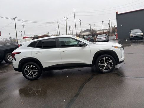 Used 2025 Chevrolet Trax RS w/ Sunroof Package image 6