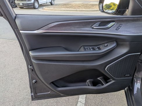 Used 2022 Jeep Grand Cherokee L Limited AWD/4WD image 15