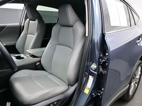 Used 2024 Toyota Venza XLE AWD/4WD image 12