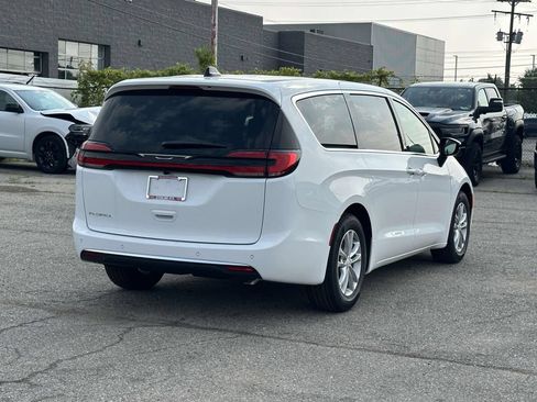 New 2027 Chrysler Pacifica Select FWD image 3
