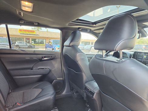 Used 2021 Toyota Highlander XSE AWD/4WD image 30