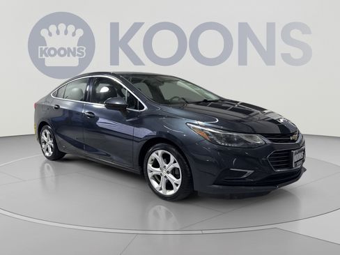 Used 2018 Chevrolet Cruze Premier FWD image 2