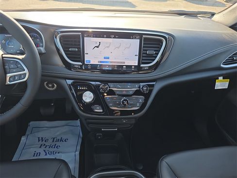 New 2026 Chrysler Pacifica Select image 16