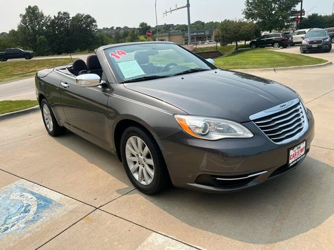 Used 2014 Chrysler 200 Touring FWD image 4