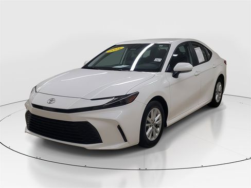 Certified 2025 Toyota Camry LE image 3