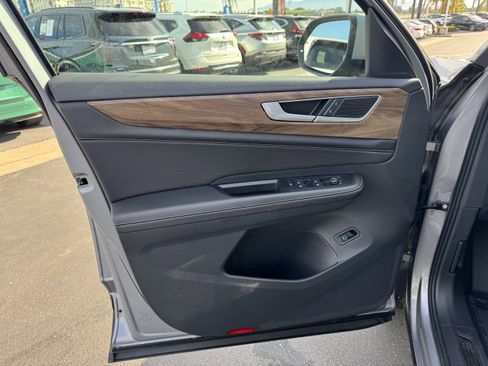 Used 2025 Volkswagen Atlas SE image 13