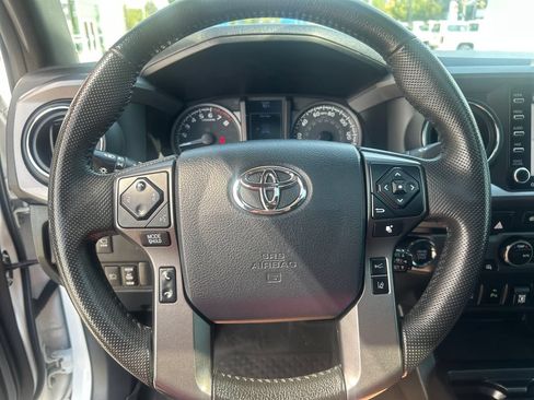 Used 2020 Toyota Tacoma TRD Off-Road w/ TRD Premium Off Road Package AWD/4WD image 15