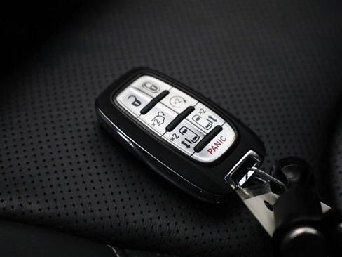 Used 2024 Chrysler Pacifica Limited image 31