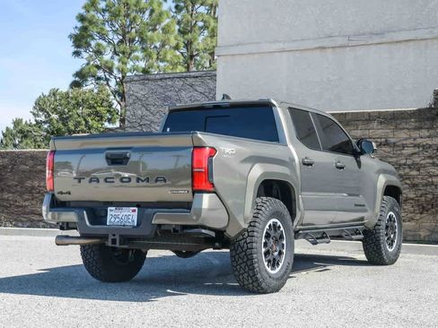 Used 2025 Toyota Tacoma TRD Sport w/ TRD Sport Upgrade Package image 6