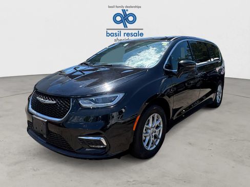Used 2025 Chrysler Pacifica Select FWD image 2