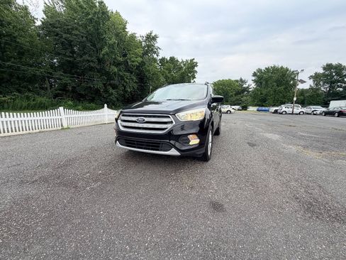 Used 2018 Ford Escape SE w/ SE Sync 3 Package FWD image 2