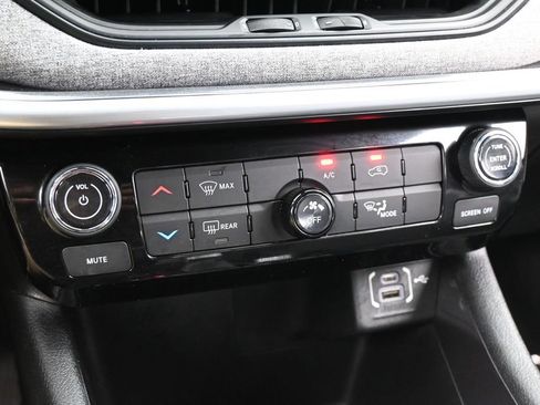 Used 2023 Jeep Compass Latitude AWD/4WD image 19