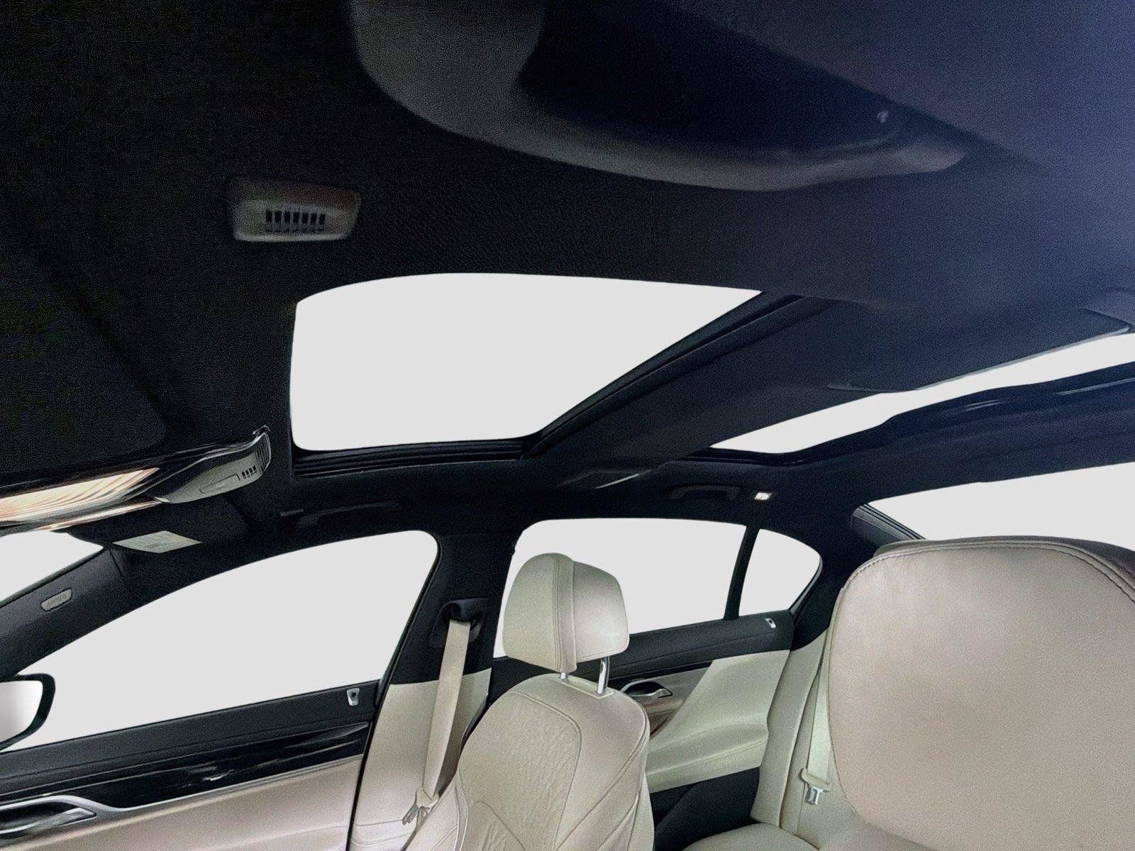 Used 2019 BMW 750i w/ M Sport Package RWD image 21