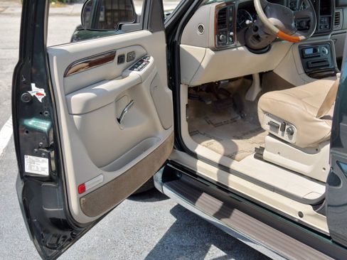 Used 2002 Cadillac Escalade AWD image 17