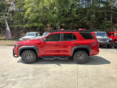 Used 2025 Toyota 4Runner SR5 AWD/4WD image 4