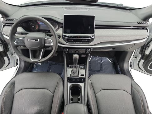 Used 2023 Jeep Compass Latitude image 9