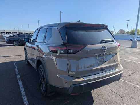 Used 2024 Nissan Rogue SV image 8