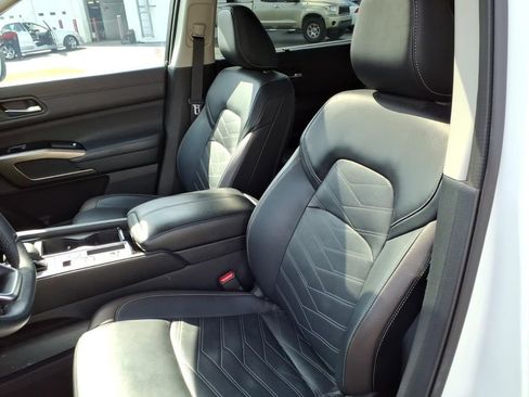 Used 2024 Nissan Pathfinder Platinum FWD image 14
