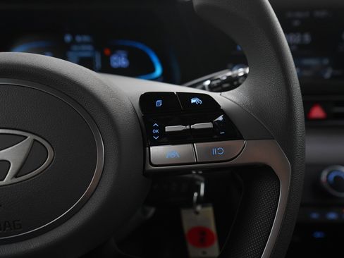 Certified 2025 Hyundai Elantra SE FWD image 24