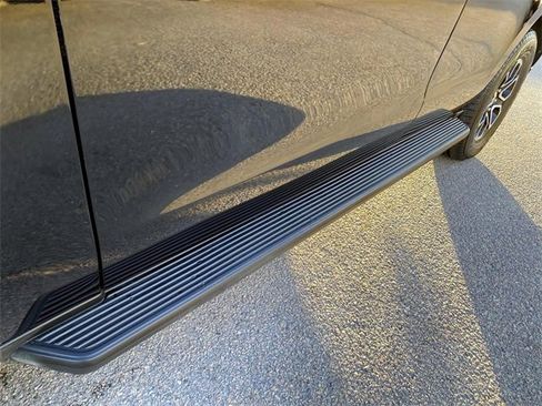 Used 2024 Ford Expedition XLT image 12